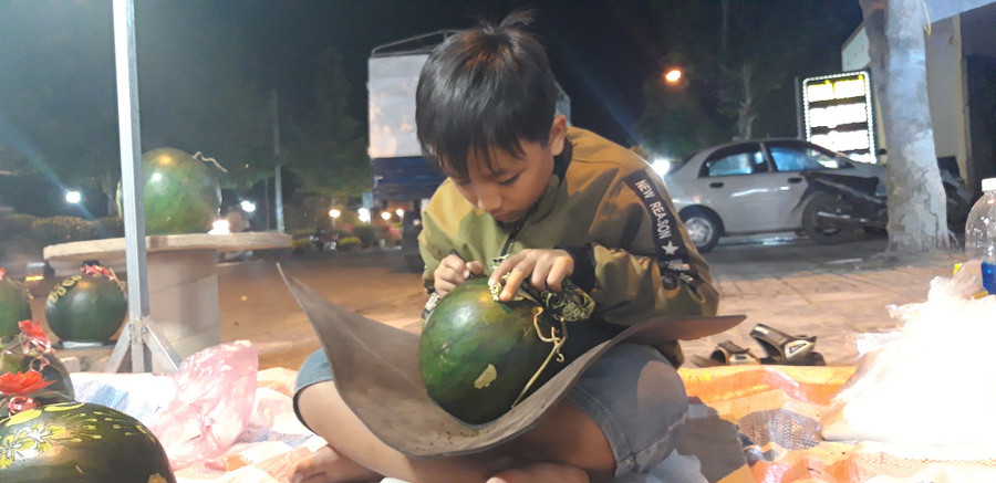 Chỉ mới 11 tuổi, nhưng Danh đã biết khắc họa nên những bức tranh sống động trên dưa hấu. Chỉ mới 11 tuổi, nhưng Danh đã biết khắc họa nên những bức tranh sống động trên dưa hấu.