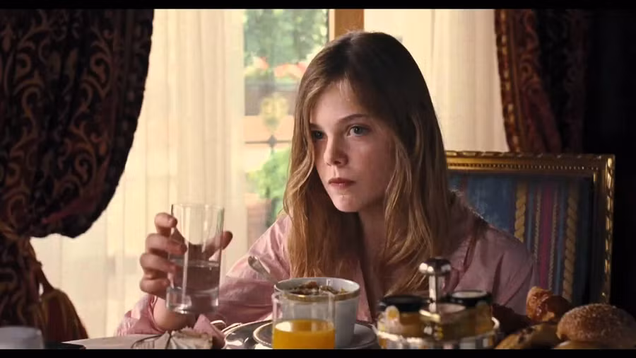Elle Fanning trong trailer của Somewhere. Ảnh: ITN.