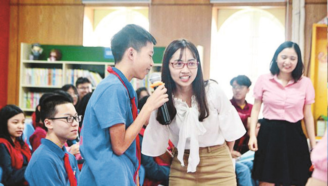 Người thầy vẫn là trung tâm đưa tri thức đến với HS. Ảnh: INT