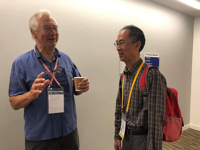 London, Anh, IMO 2019, TS Lê Bá Khánh Trình vui mừng gặp GS Toán học Anh Tony Gardiner. Ảnh: Trần Nam Dũng London, Anh, IMO 2019, TS Lê Bá Khánh Trình vui mừng gặp GS Toán học Anh Tony Gardiner. Ảnh: Trần Nam Dũng