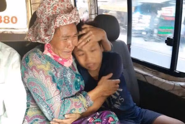 Điều kỳ diệu cuối năm: Người mẹ bán vé số đã tìm được con trai sau hơn 1 năm đi lạc