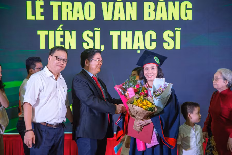 TS Trần Đình Lý (giữa) tại lễ trao bằng Thạc sĩ, Tiến sĩ của Nhà trường năm 2020