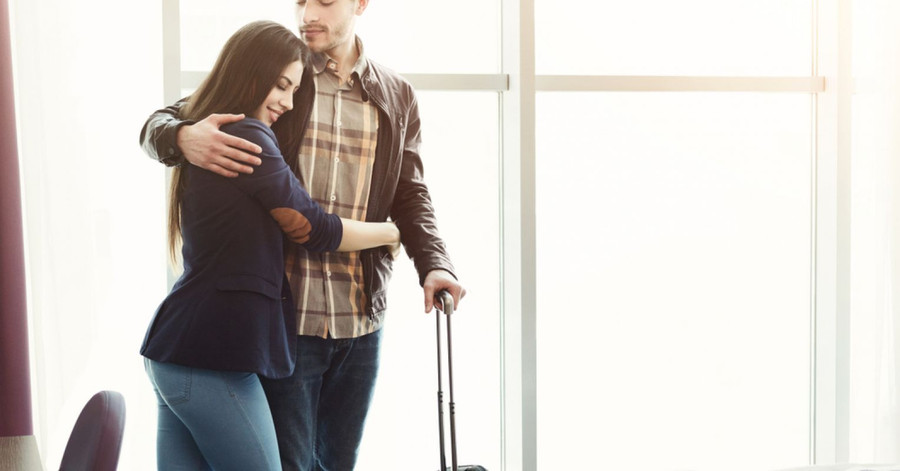 Tâm sự với gia đình và bạn bè của chính bạn có thể khiến bạn đau lòng hơn. (Ảnh: ITN).