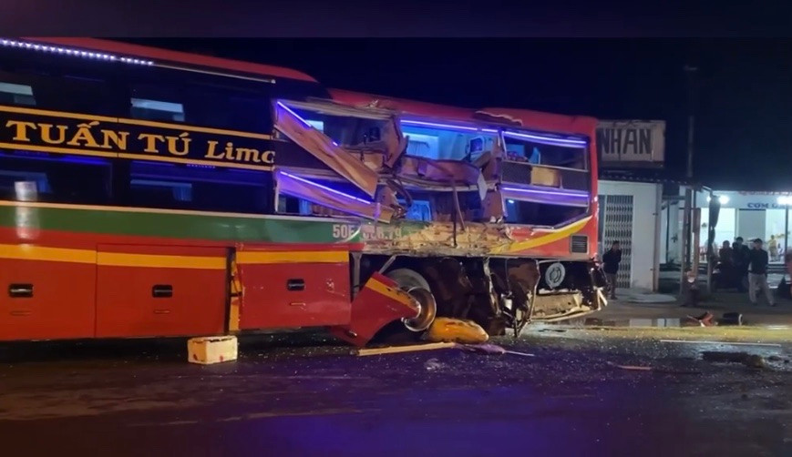 Phần đuôi xe khách bị hư hỏng sau cú va chạm. Ảnh CQCA.