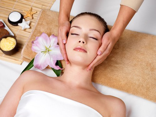 7 động tác massage cơ mặt giúp chị em trẻ ra 10 tuổi ảnh 1 Massage mặt giúp chị em trông trẻ trung, da không bị lão hóa.