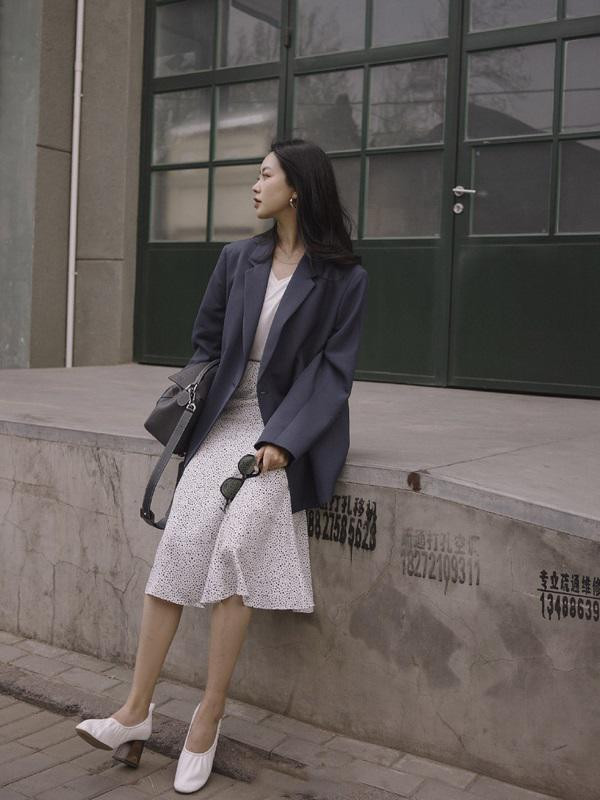 Những món đồ các nàng nên tránh mặc vào mùa nắng mưa thất thường ảnh 15 Empty