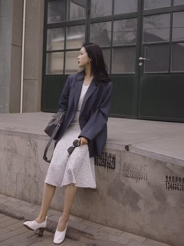 Những món đồ các nàng nên tránh mặc vào mùa nắng mưa thất thường ảnh 15 Empty