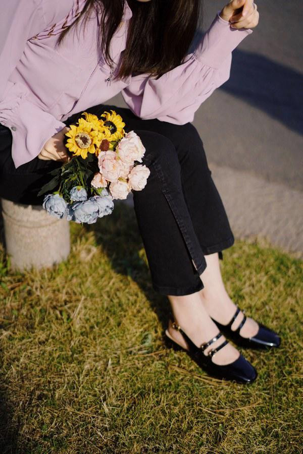 Những món đồ các nàng nên tránh mặc vào mùa nắng mưa thất thường ảnh 18 Empty