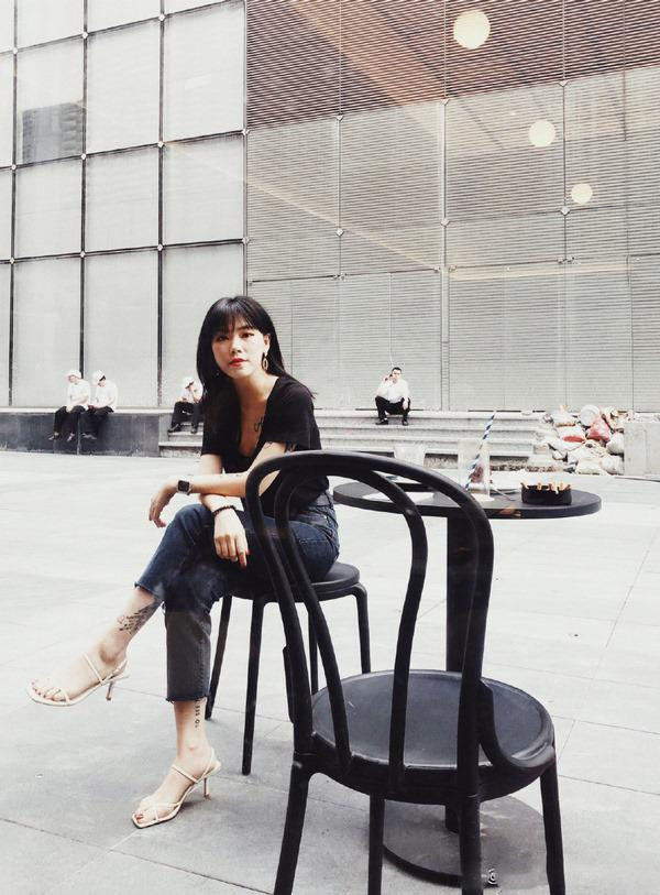 Những món đồ các nàng nên tránh mặc vào mùa nắng mưa thất thường ảnh 20 Empty