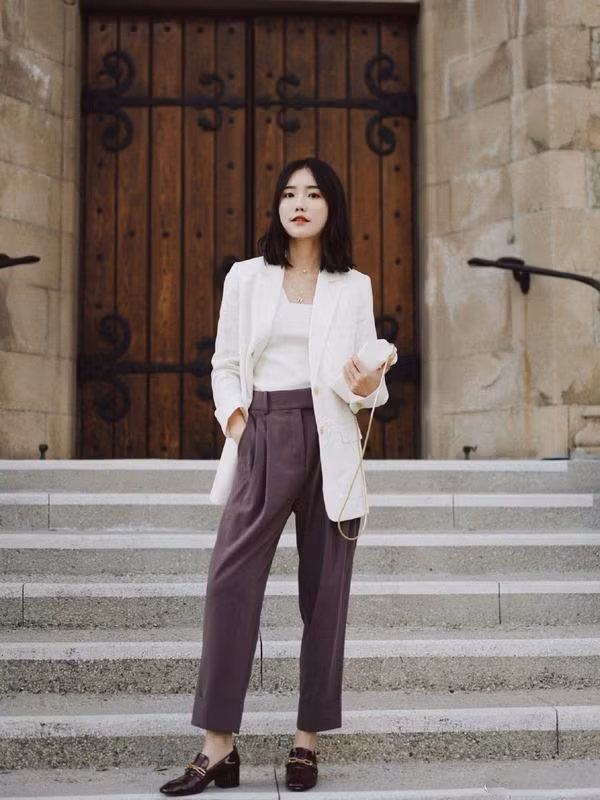 Những món đồ các nàng nên tránh mặc vào mùa nắng mưa thất thường ảnh 17 Empty