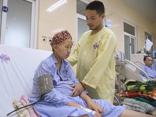 Chị được chồng chăm sóc tận tình