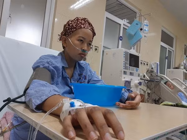 Người mẹ trẻ ngủ ngồi suốt 4 tháng