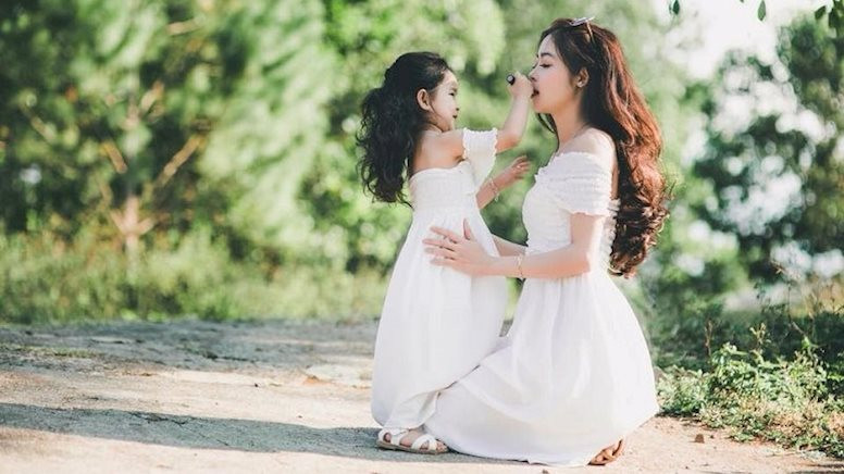 Tìm thấy thư tình trong cặp con gái học lớp 5, mẹ “tá hỏa” khi đọc nội dung bên trong