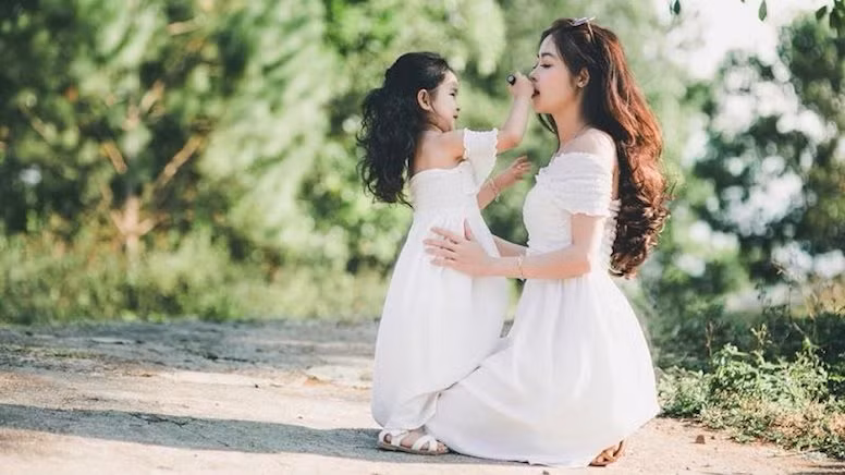 Tìm thấy thư tình trong cặp con gái học lớp 5, mẹ “tá hỏa” khi đọc nội dung bên trong