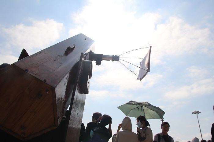 Mọi người cũng được khuyến cáo để đảm bảo an toàn cho mắt khi quan sát nhật thực.