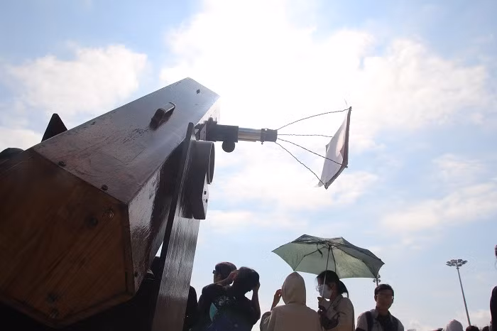 Mọi người cũng được khuyến cáo để đảm bảo an toàn cho mắt khi quan sát nhật thực.