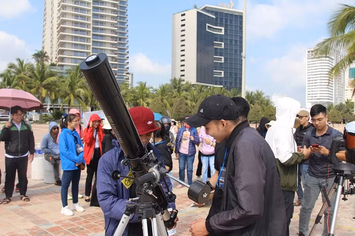 Các bạn thành viên CLB hướng dẫn mọi người quan sát hiện tượng nhật thực. 