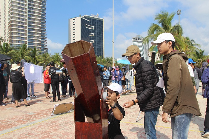 Với gần 30 kính chuyên dụng, 4 kính thiên văn… phục vụ việc quan sát một cách tốt nhất.