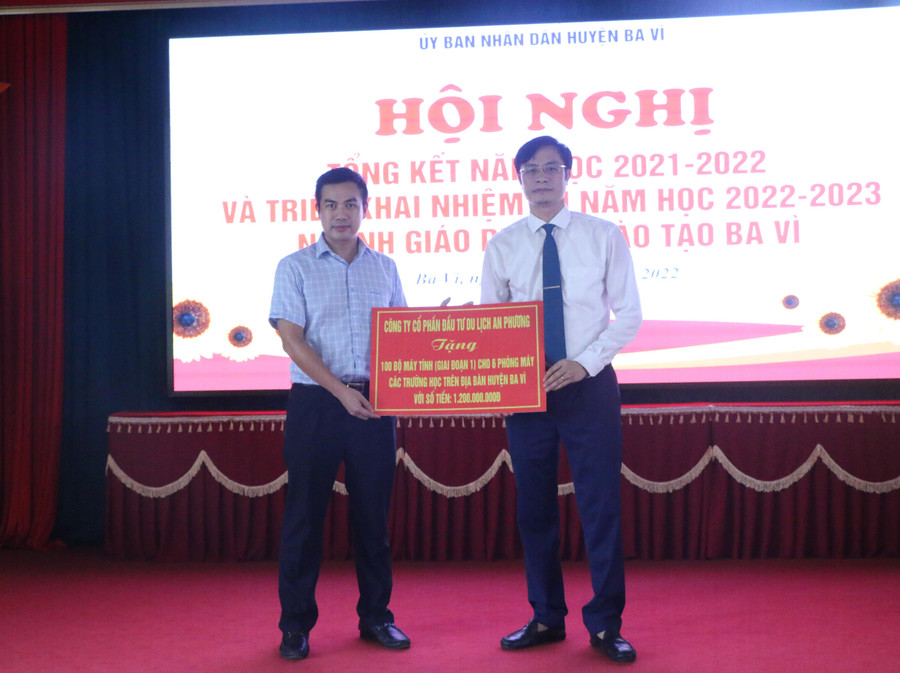 Ông Phùng Ngọc Oanh (bìa phải) thay mặt ngành Giáo dục Ba Vì đã tiếp nhận 100 bộ máy tính từ đại diện Công ty CP Du lịch An Phương phục vụ các nhà trường trong năm học mới. Ông Phùng Ngọc Oanh (bìa phải) thay mặt ngành Giáo dục Ba Vì đã tiếp nhận 100 bộ máy tính từ đại diện Công ty CP Du lịch An Phương phục vụ các nhà trường trong năm học mới.