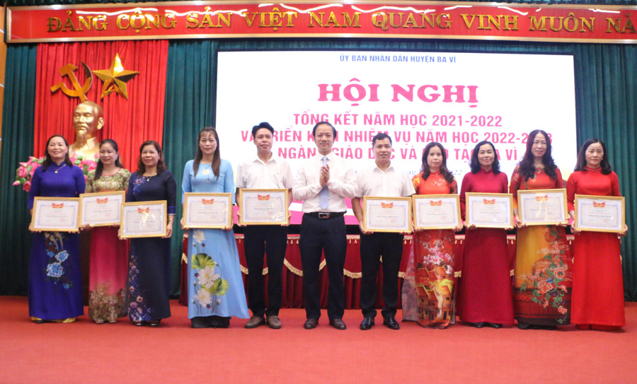 Phó Chủ tịch UBND huyện Ba Vì Nguyễn Đức Anh tặng thưởng cho các tập thể đạt thành tích cao năm học 2021-2022. Phó Chủ tịch UBND huyện Ba Vì Nguyễn Đức Anh tặng thưởng cho các tập thể đạt thành tích cao năm học 2021-2022.