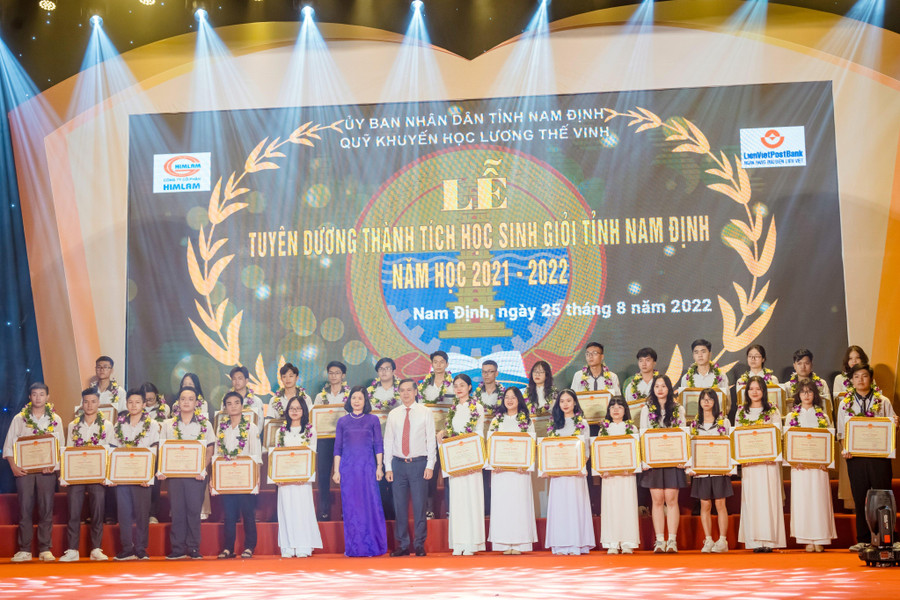 Lãnh đạo tỉnh Nam Định tặng thưởng các em học sinh giỏi xuất sắc trong năm học 2021-2022. Lãnh đạo tỉnh Nam Định tặng thưởng các em học sinh giỏi xuất sắc trong năm học 2021-2022.