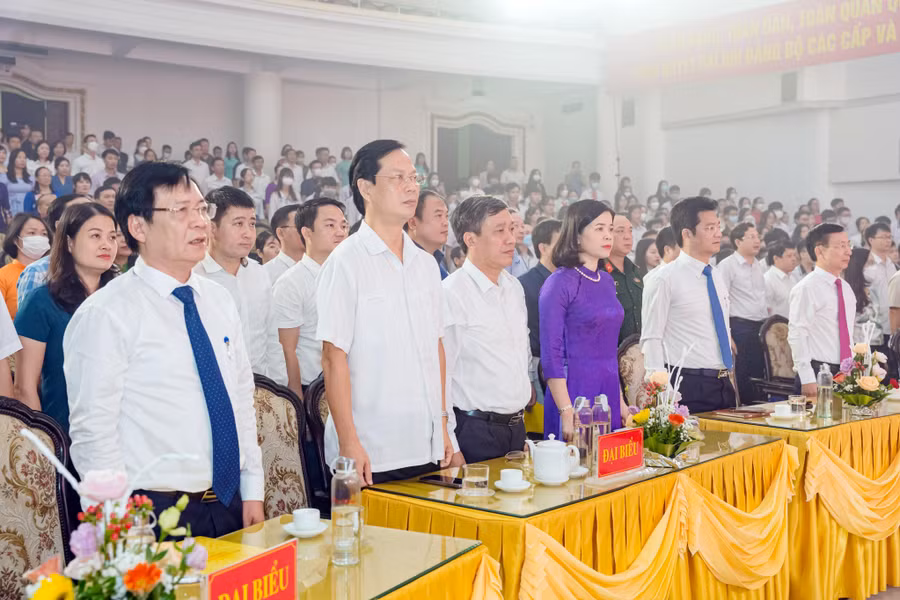 Các đại biểu tham dự Lễ tuyên dương thành tích học sinh giỏi năm học 2021-2022.