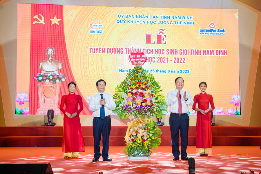 Bí thư Tỉnh ủy Phạm Gia Túc tặng hoa Sở GD&ĐT Nam Định để chúc mừng thành công của buổi lễ. Bí thư Tỉnh ủy Phạm Gia Túc tặng hoa Sở GD&ĐT Nam Định để chúc mừng thành công của buổi lễ.