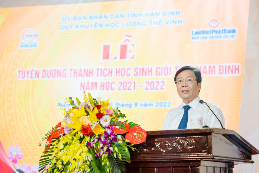 Giám đốc Sở GD&ĐT Nam Định Cao Xuân Hùng nêu một số thành tích nổi bật của ngành Giáo dục Nam Định năm học vừa qua. Giám đốc Sở GD&ĐT Nam Định Cao Xuân Hùng nêu một số thành tích nổi bật của ngành Giáo dục Nam Định năm học vừa qua.