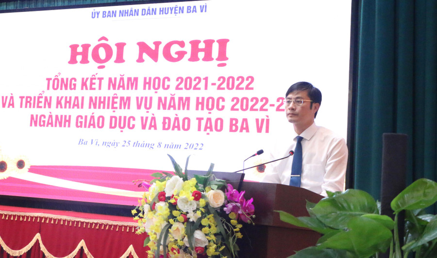 Trưởng Phòng GD&ĐT Ba Vì Phùng Ngọc Oanh báo cáo tóm tắt những thành tựu của năm học 2021-2022 của ngành giáo dục huyện. Trưởng Phòng GD&ĐT Ba Vì Phùng Ngọc Oanh báo cáo tóm tắt những thành tựu của năm học 2021-2022 của ngành giáo dục huyện.