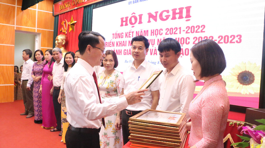 Ông Phùng Tân Nhị - Chủ tịch HĐND huyện Ba Vì trao thưởng cho các tập thể đạt thành tích xuất sắc trong năm học vừa qua. Ông Phùng Tân Nhị - Chủ tịch HĐND huyện Ba Vì trao thưởng cho các tập thể đạt thành tích xuất sắc trong năm học vừa qua.