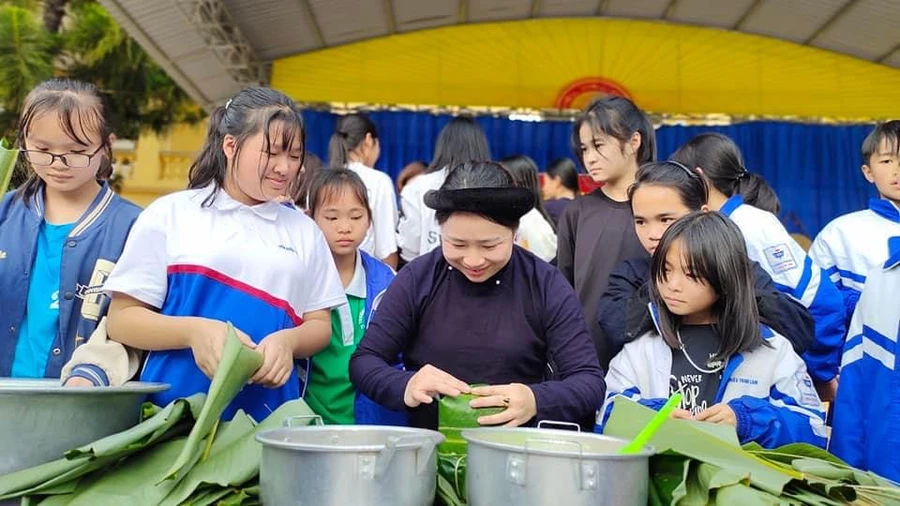 Từng bước nâng cao đời sống vật chất, tinh thần cho đồng bào DTTS .