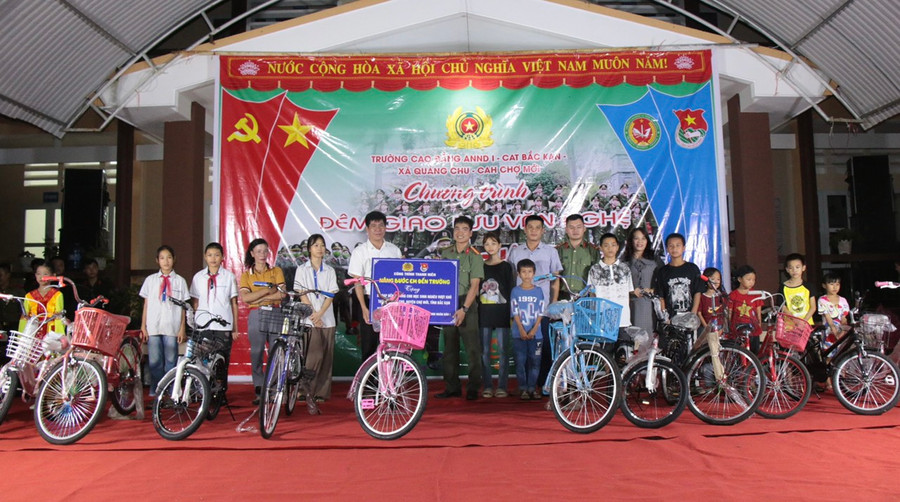 Phối hợp cùng các đơn vị tặng xe đạp cho học sinh có hoàn cảnh khó khăn trên địa bàn xã Quảng Chu, huyện Chợ Mới, tỉnh Bắc Kạn. Phối hợp cùng các đơn vị tặng xe đạp cho học sinh có hoàn cảnh khó khăn trên địa bàn xã Quảng Chu, huyện Chợ Mới, tỉnh Bắc Kạn.