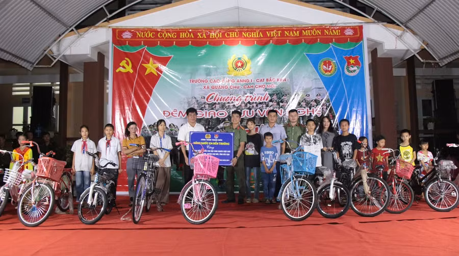 Phối hợp cùng các đơn vị tặng xe đạp cho học sinh có hoàn cảnh khó khăn trên địa bàn xã Quảng Chu, huyện Chợ Mới, tỉnh Bắc Kạn.