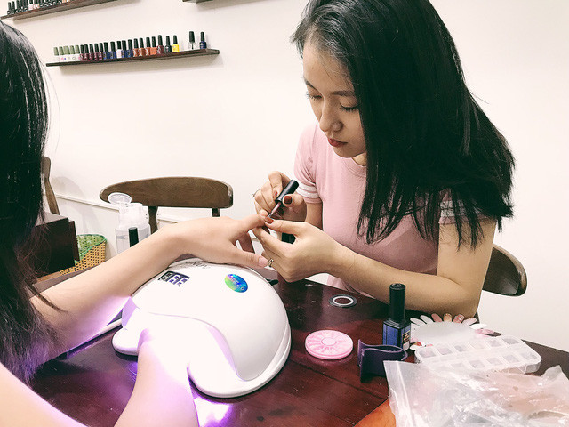9x mở tiệm làm móng kiếm tiền ngang giám đốc ảnh 1 Yêu thích nghệ thuật nhưng muốn cụ thể nó vào một việc nào đó có thể giúp bản thân có thu nhập tốt nên Oanh đã theo học làm móng tay (nail).