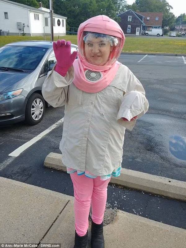 Bé gái 9 tuổi cả đời phải đội mũ bảo hiểm vì lý do không ai ngờ