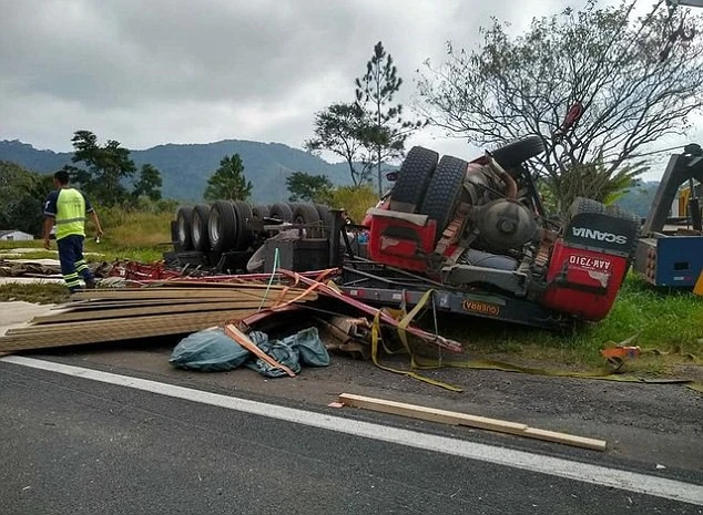 Thai nhi sống sót thần kỳ dù bị rơi ra khỏi bụng mẹ sau tai nạn kinh hoàng