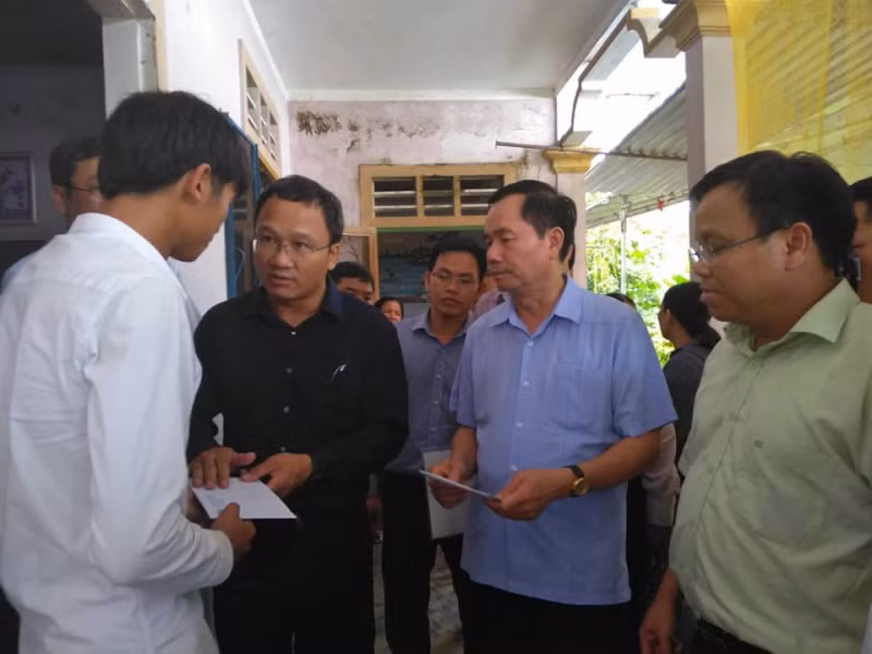 Ông Khuất Việt Hùng - Phó Chủ tịch chuyên trách Ủy ban ATGT Quốc gia thăm hỏi, trao hỗ trợ gia đình các nạn nhân tại Quảng Trị.