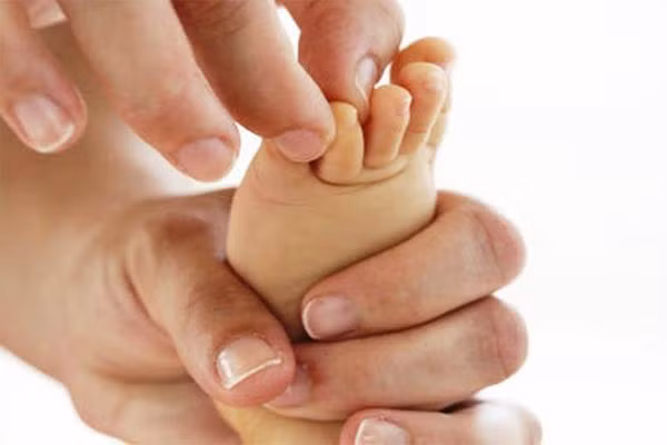 tich cuc cham vao 2 vi tri duy nhat o ban chan giup tre so sinh thong minh hon nguoi - 1