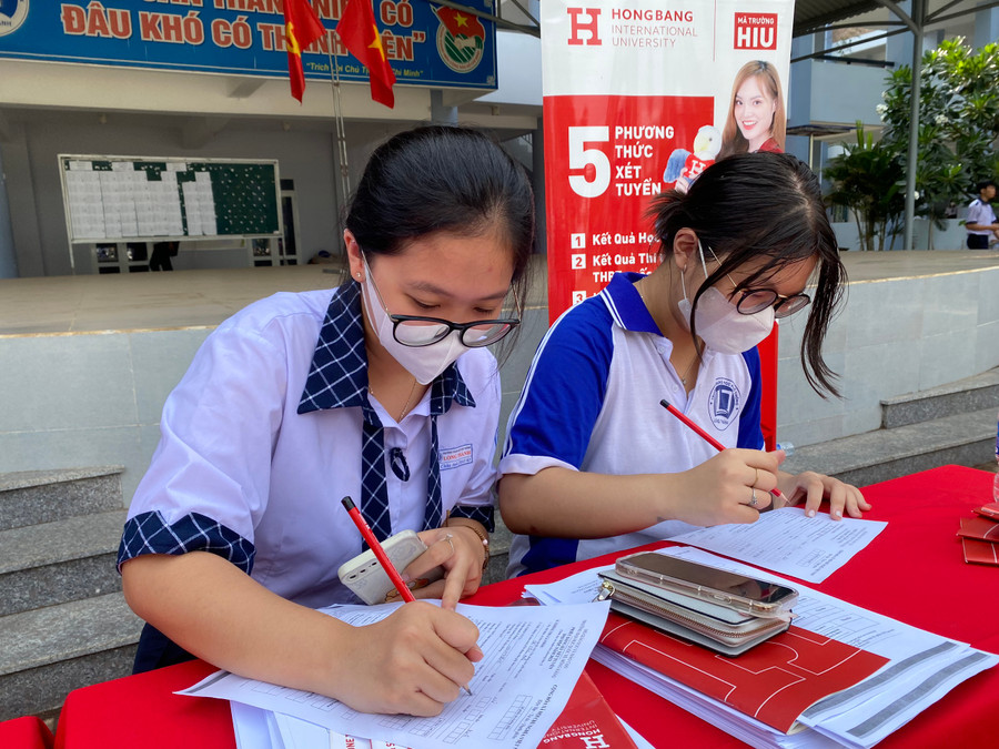 Thí sinh nộp hồ sơ xét tuyển vào Trường ĐH Quốc tế Hồng Bàng năm 2023. Thí sinh nộp hồ sơ xét tuyển vào Trường ĐH Quốc tế Hồng Bàng năm 2023.