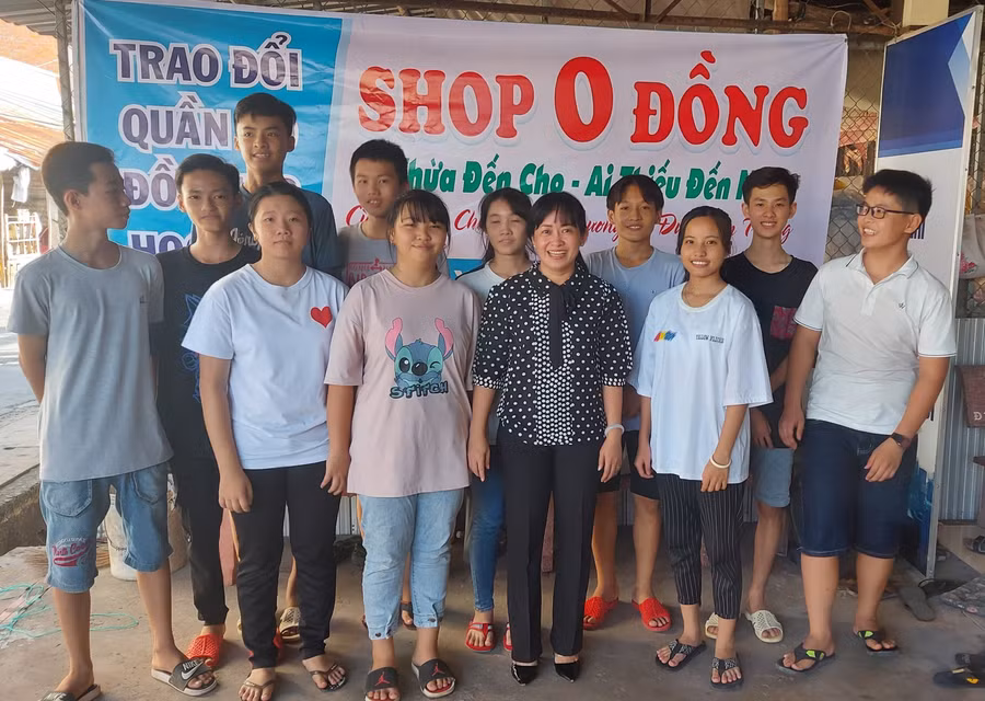 Cô Lê Thị Anh Đào cùng các học trò bên “Shop 0 đồng”.