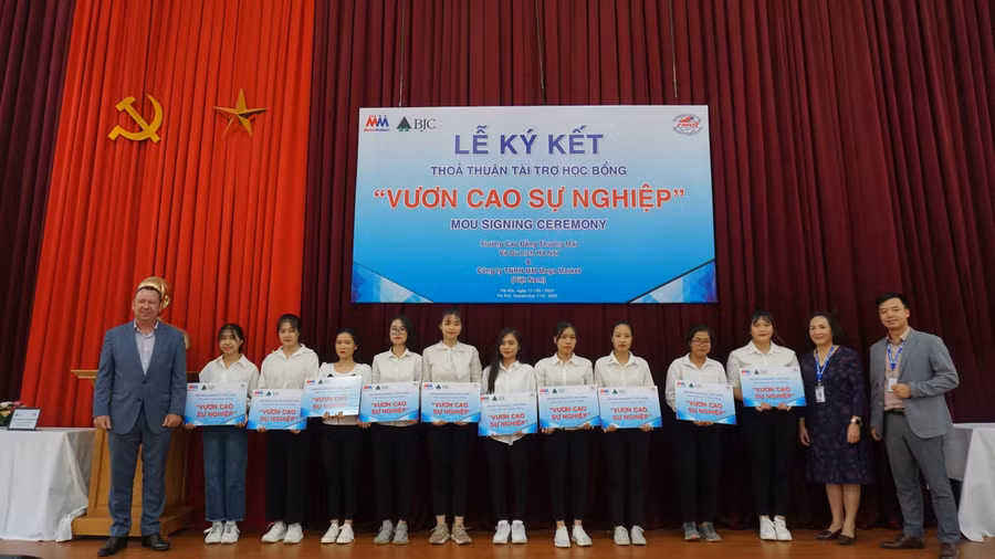 Học bổng “Vươn cao sự nghiệp” hỗ trợ học phí, đào tạo kỹ năng mềm và tạo điều kiện việc làm ngay sau khi tốt nghiệp cho các sinh viên.