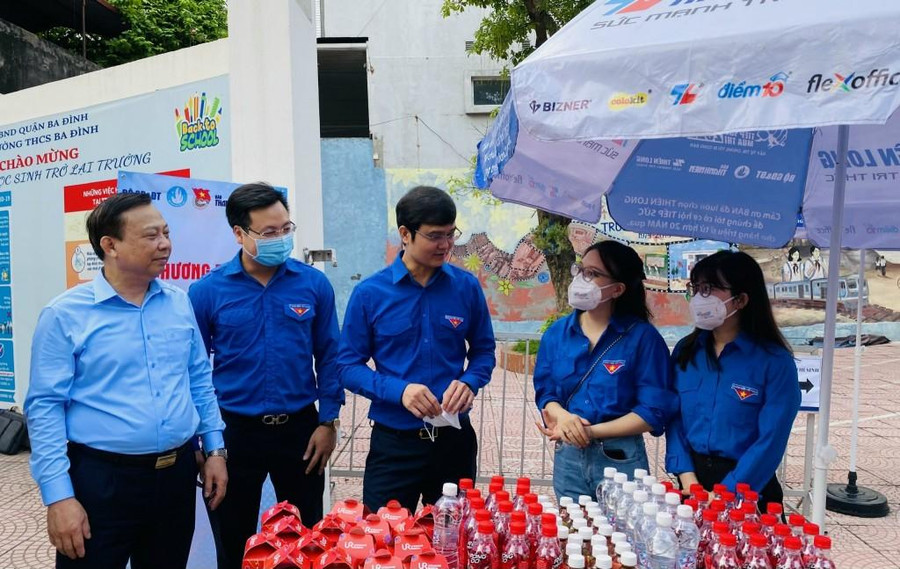Bí thư Thường trực Trung ương Đoàn thăm đội hình tình nguyện Tiếp sức mùa thi Bí thư Thường trực Trung ương Đoàn thăm đội hình tình nguyện Tiếp sức mùa thi