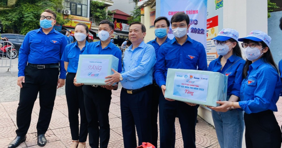 Đại diện lãnh đạo Trung ương Đoàn, Thành uỷ, Thành đoàn Hà Nội tặng quà đội tình nguyện tại điểm trường THCS Ba Đình (Hà Nội)