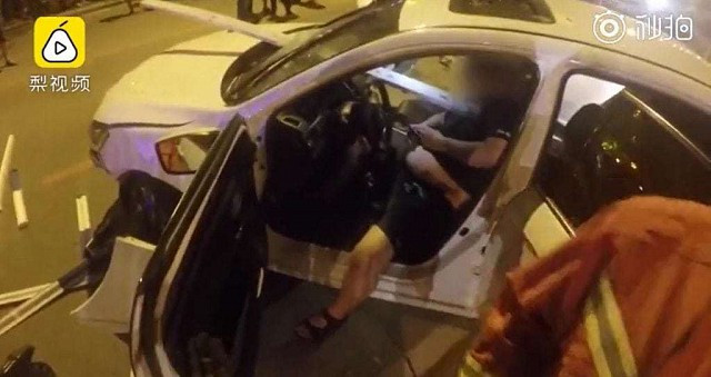 Bị đâm xuyên ngực vẫn bình thản ngồi bấm điện thoại