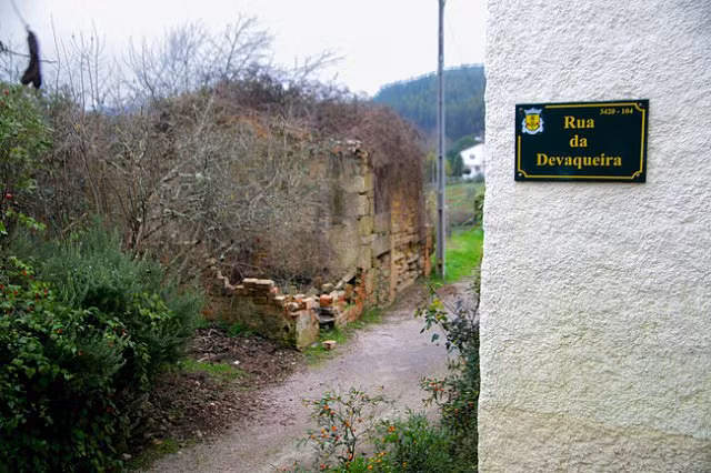 Câu chuyện bé gái bị nhốt sống chung với gà suốt nhiều năm khiến Đệ nhất phu nhân Bồ Đào Nha phải can thiệp và sự thật không ai ngờ