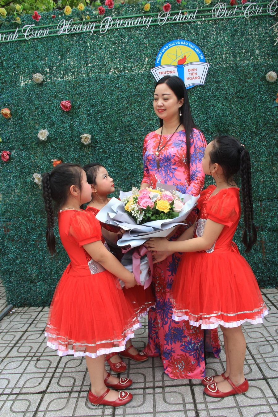 Cô Nguyễn Thị Minh Thịnh và học sinh của Trường Tiểu học Đinh Tiên Hoàng Cô Nguyễn Thị Minh Thịnh và học sinh của Trường Tiểu học Đinh Tiên Hoàng