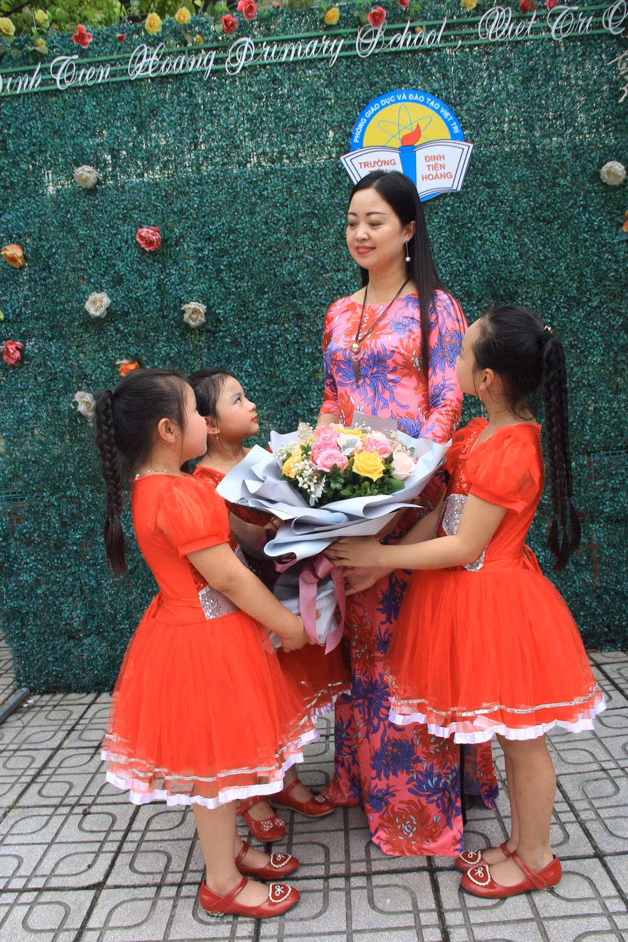 Cô Nguyễn Thị Minh Thịnh và học sinh của Trường Tiểu học Đinh Tiên Hoàng Cô Nguyễn Thị Minh Thịnh và học sinh của Trường Tiểu học Đinh Tiên Hoàng