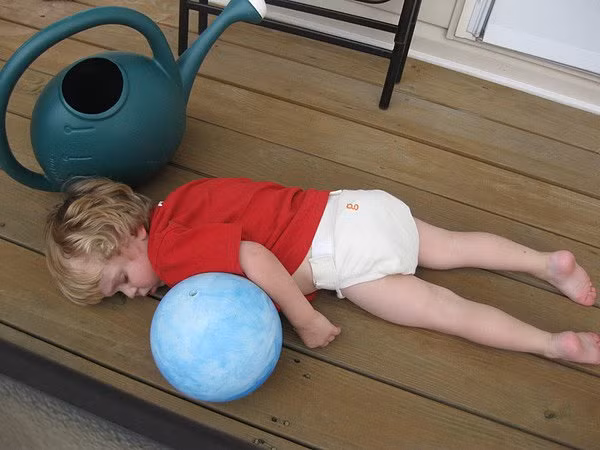 Cười không nhặt được mồm với 1001 dáng ngủ khó đỡ của con trẻ - Hình 8