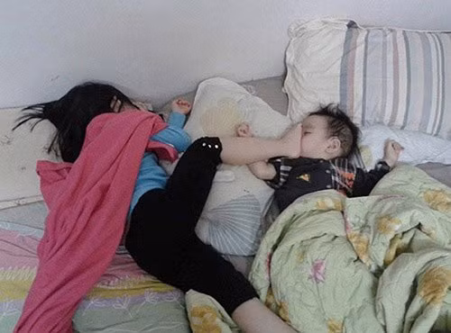 Cười không nhặt được mồm với 1001 dáng ngủ khó đỡ của con trẻ - Hình 15