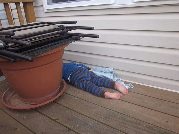 Cười không nhặt được mồm với 1001 dáng ngủ khó đỡ của con trẻ - Hình 7